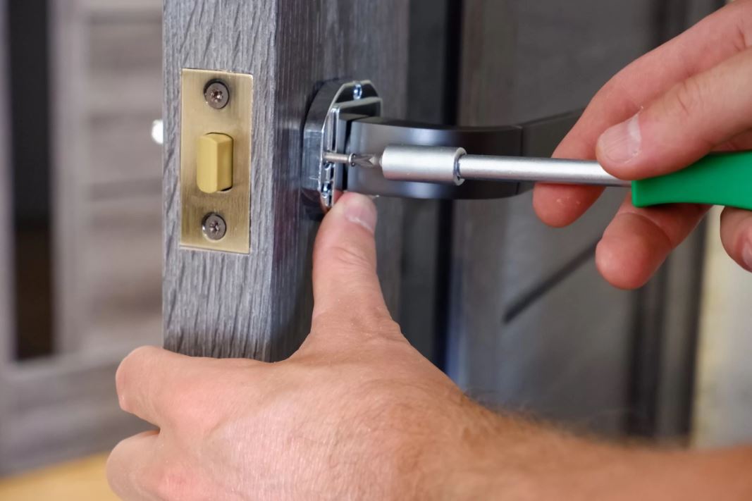 repair commercial locks. Pompano beach commercial lock repair specialist